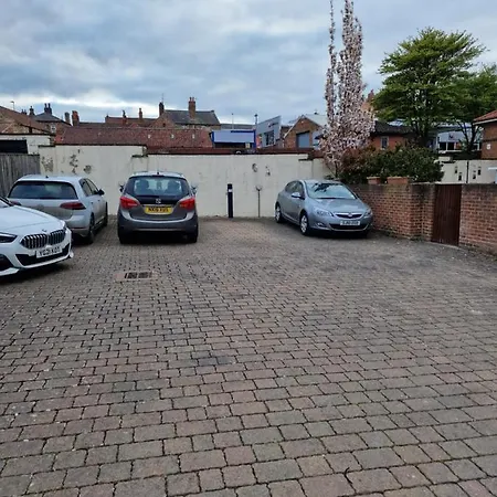 Entire Central 2 Bedroom Apartman Malton