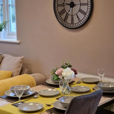 Entire Central 2 Bedroom 맬튼