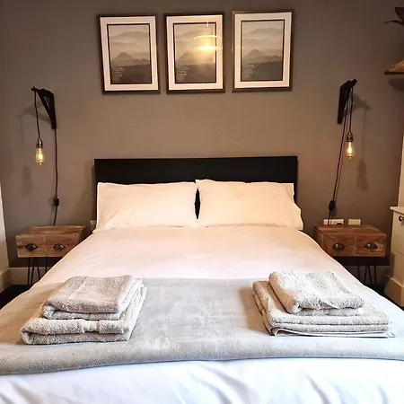 Entire Central 2 Bedroom 맬튼