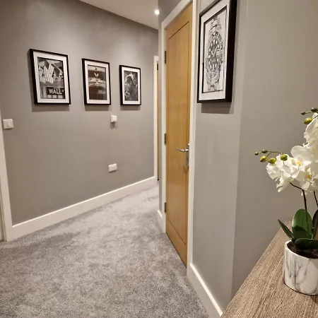Entire Central 2 Bedroom 맬튼